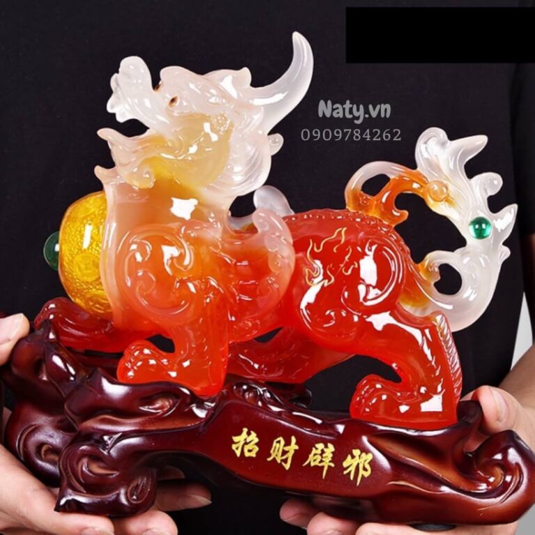 Khai Quang Tỳ Hưu Tại Nhà: Bí Quyết Đánh Thức Linh Vật Chiêu Tài, Hóa Giải Hung Khí Đúng Pháp 6 Tỳ Hưu phong thủy trang trọng trong nhà, sáng.