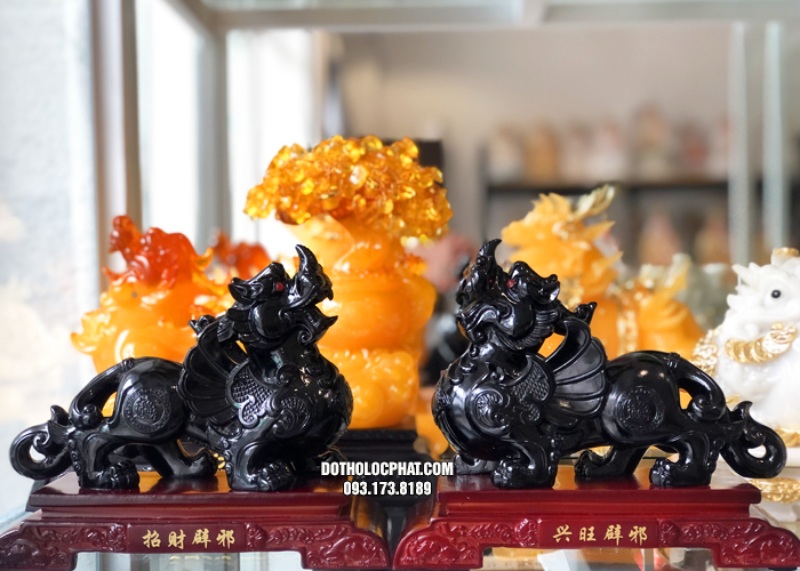 Tỳ Hưu phong thủy trên bàn làm việc, hướng cửa.