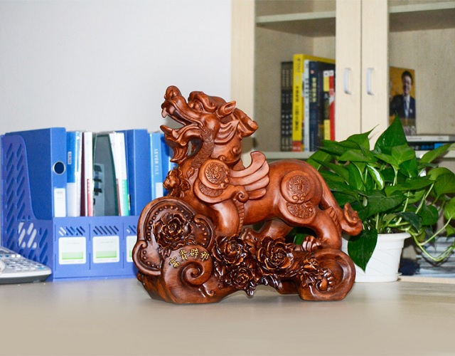 Tỳ Hưu: Hóa Giải Những "Ràng Buộc" Vô Hình Để Khai Mở Cánh Cửa Tài Lộc Và Bình An Toàn Diện 6 Tỳ Hưu phong thủy trên bàn làm việc, kệ sách.