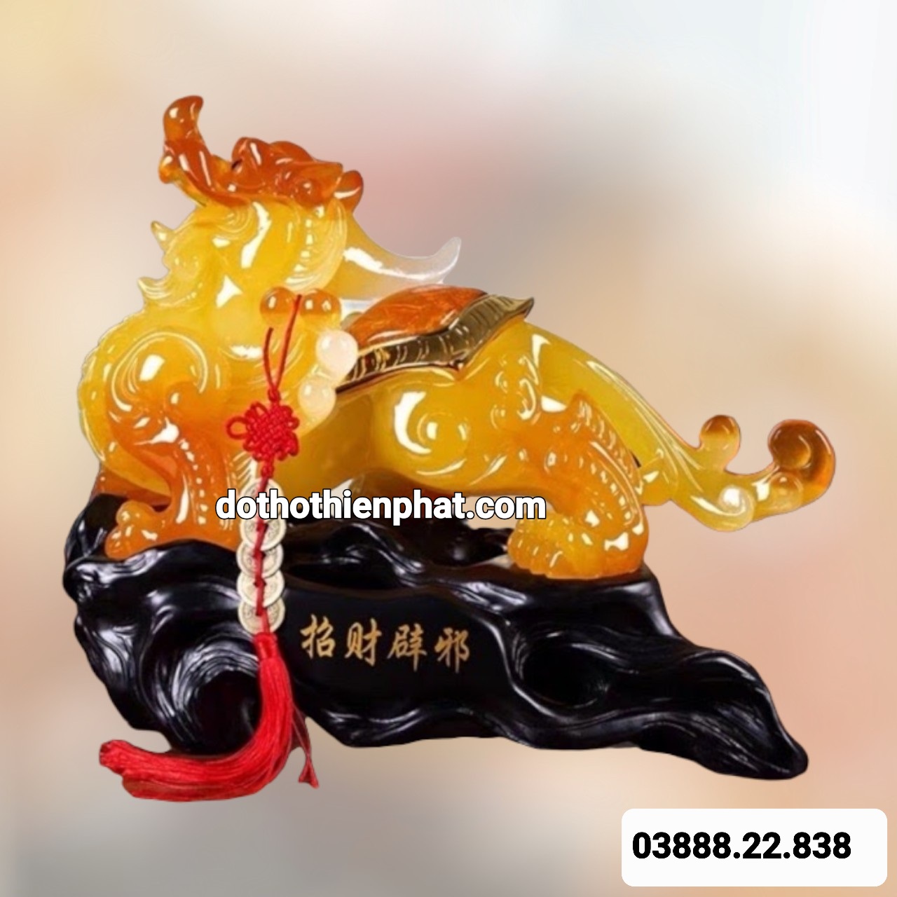 Tỳ Hưu phong thủy trên quầy thu ngân tiệm vàng.