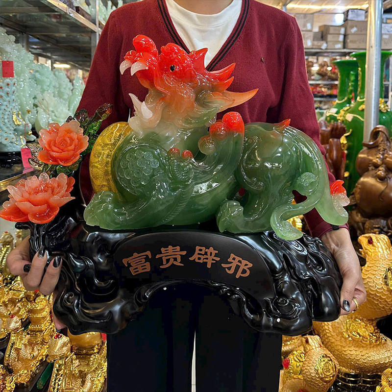 Tỳ Hưu tại quầy lễ tân gara hướng ra cửa.