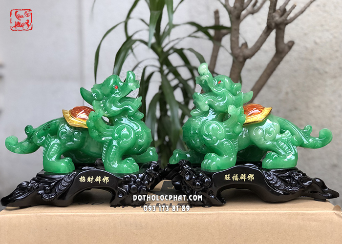 Tỳ Hưu Cho Trường Mầm Non: Bí Quyết Thụ Khí Tài Lộc và Kiến Tạo Môi Trường Giáo Dục An Lành, Thịnh Vượng 3 Tỳ Hưu thân thiện trong không gian xanh mát