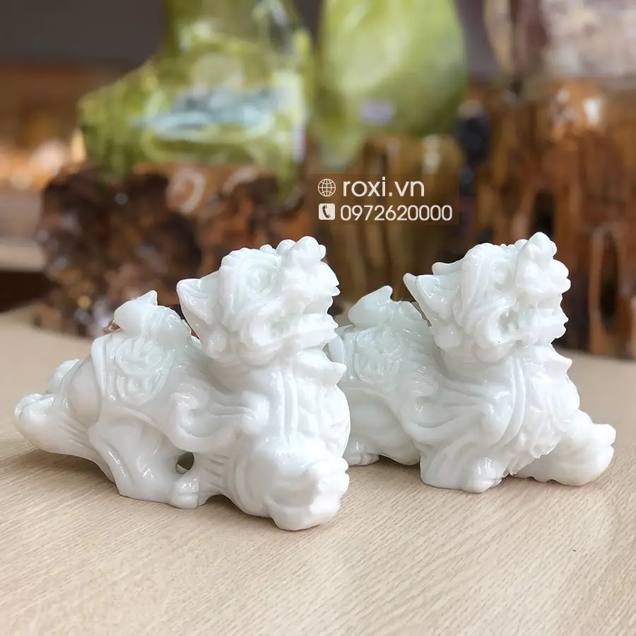 Giải Mã Ý Nghĩa Tỳ Hưu Quay Đầu Vào: Thu Hút Hay Giữ Vững Tài Lộc? 7 Cặp Tỳ Hưu đá quý nhỏ trang trí giá sách.