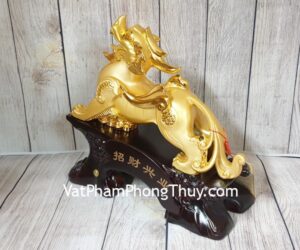 Tỳ Hưu vàng dũng mãnh, đế gỗ sang trọng.