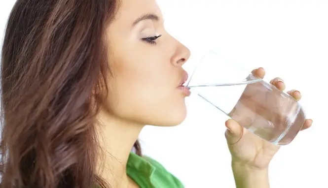 Giải Mã Giấc Mơ Thấy Khát Nước: Điềm Báo, Ý Nghĩa và Lối Hóa Giải An Tâm 6 Người uống nước mát lạnh giải khát