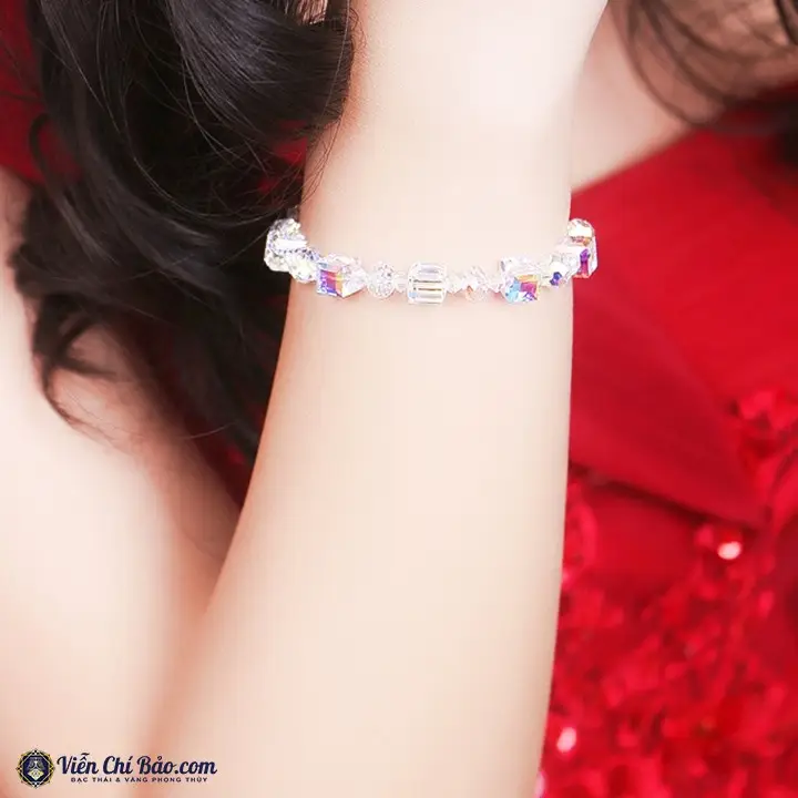 Khám Phá Vòng Pha Lê Phong Thủy Ý Nghĩa: Năng Lượng Đích Thực 7 Phụ nữ đeo vòng pha lê chiêm ngưỡng.