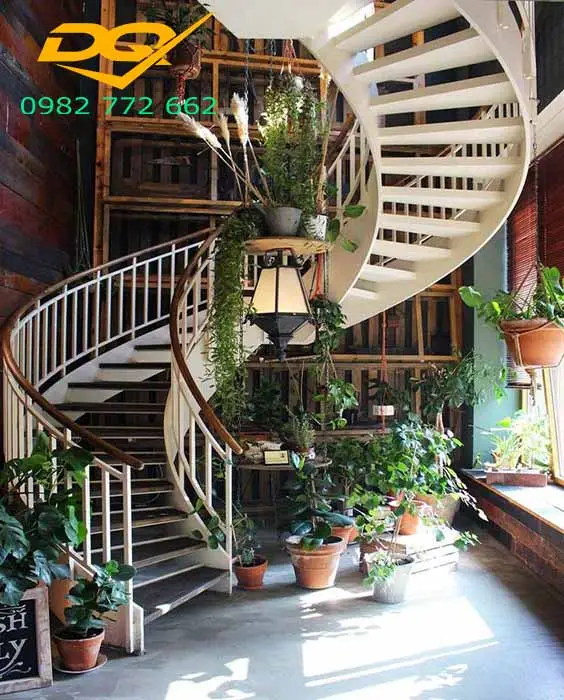 Vách ngăn gỗ đẹp gần cầu thang xoắn ốc.