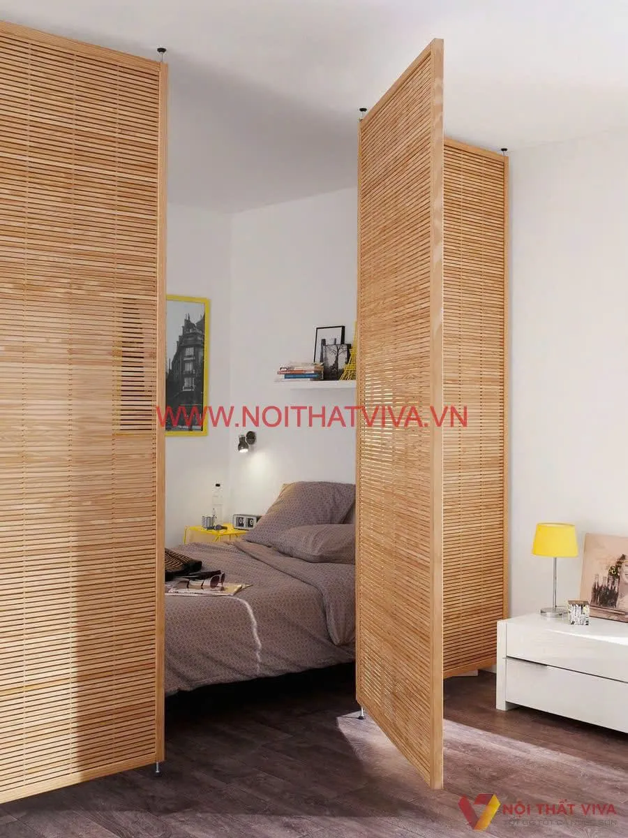 Bình phong ngăn giường ngủ và cửa.