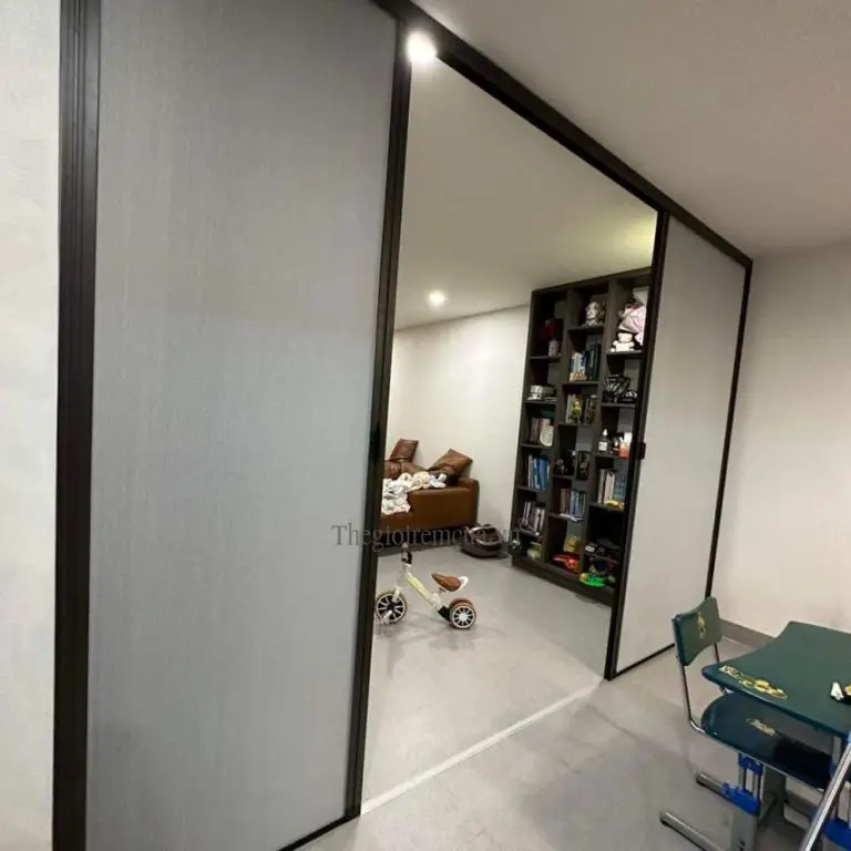 Kiêng Kỵ Bàn Thờ Gần Toilet: Hóa Giải Hiệu Quả, An Gia Vượng Khí 5 Bình phong, rèm che phân chia không gian.