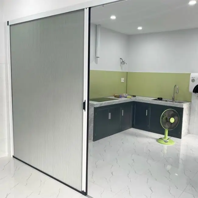 Hóa Giải Bếp Đối Diện Nhà Vệ Sinh: Bí Quyết Từ Chuyên Gia Chính Phái 7 Rèm, vách ngăn che cửa WC đối diện bếp.