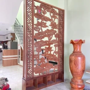Bình phong gỗ chạm khắc tinh xảo, ngăn cầu thang cửa.