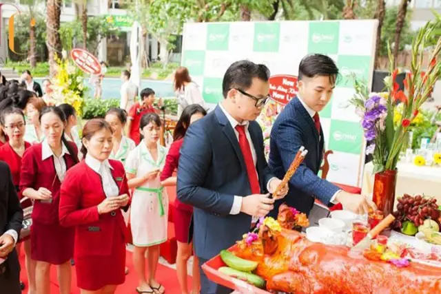 Kiêng kỵ khai trương tuổi xung: Bí quyết hóa giải vận rủi 5 Nghi thức khai trương truyền thống trang trọng, đông người.