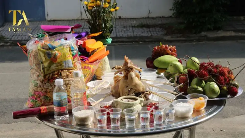 Phụ nữ vái lạy cúng chúng sinh ngoài trời