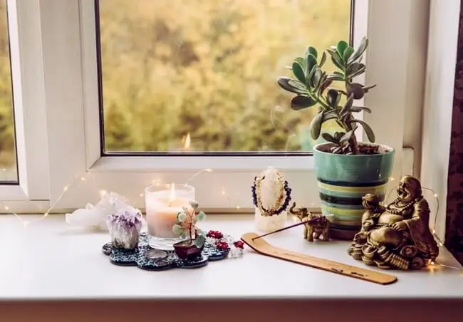 Bí Quyết Đặt Bình Hoa Phòng Khách Chuẩn Phong Thủy Thăng Tiến Công Danh 5 Bàn khai quang đơn giản, bình hoa và nến.