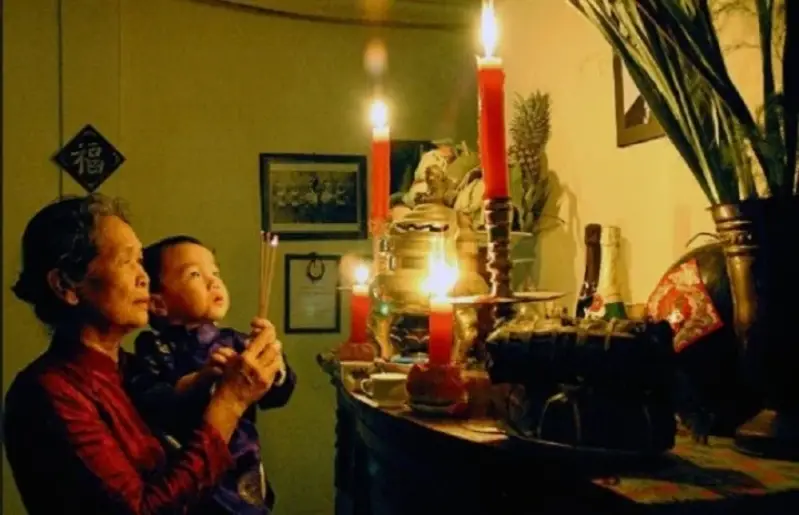 Bộ Đồ Thờ Cúng Bát Tràng: Hướng Dẫn Sắp Đặt Chuẩn Mực Gia Tiên 9 Gia đình thành kính dâng hương tổ tiên.