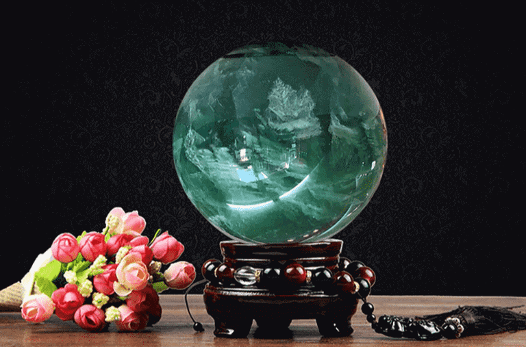 Vật phẩm phong thủy tinh tế trên bàn doanh nhân