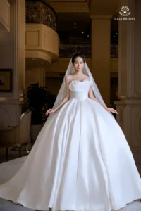 Cô dâu váy cưới trắng rạng rỡ hạnh phúc