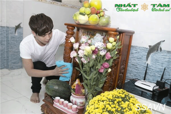 Giải Mã Giấc Mơ Thấy Bàn Thờ Ông Địa Thần Tài: Hóa Giải Và An Tâm 7 Bàn tay chăm sóc, lau dọn bàn thờ sạch sẽ.