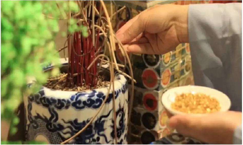 Vệ sinh lư hương bằng rượu gừng