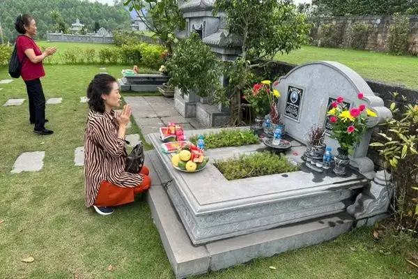 Mâm Cúng Tạ Mộ: Nghi Thức Chuẩn Và Bố Cục Thể Hiện Lòng Thành Kính 7 Ngôi mộ được chăm sóc sạch sẽ, trang nghiêm.