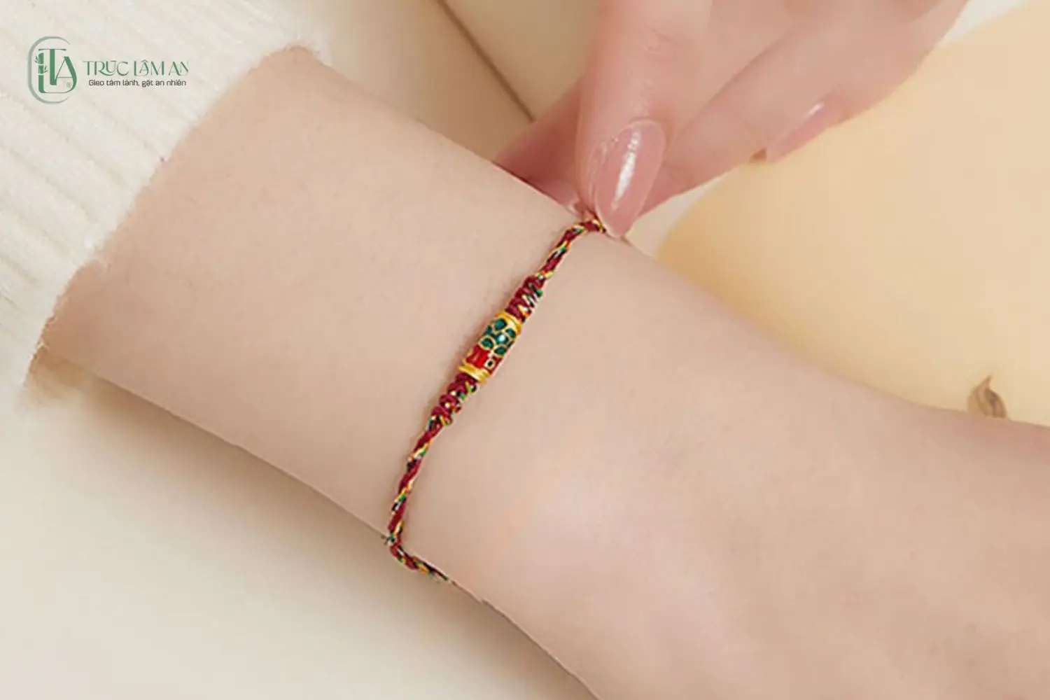 Người đeo vòng chỉ đỏ: Bình yên và may mắn.