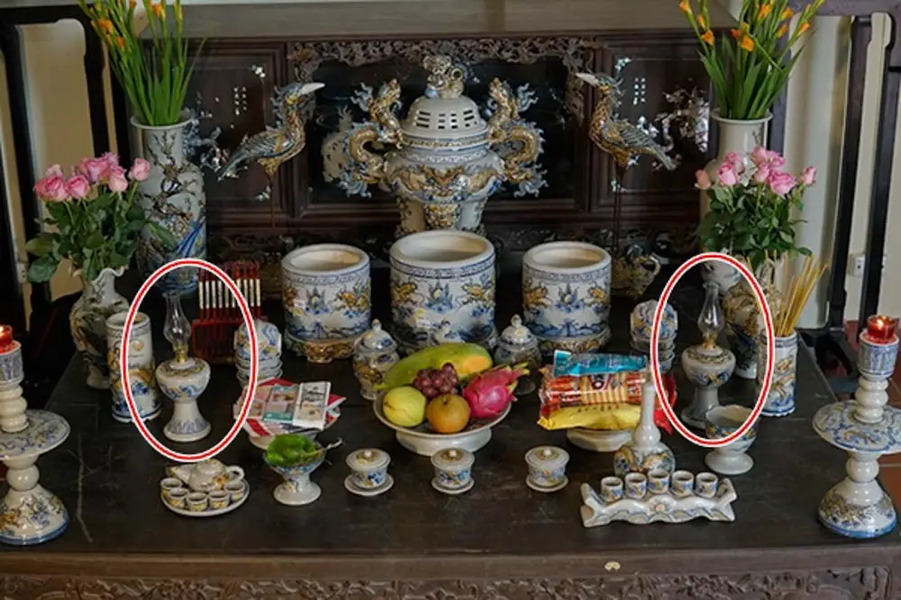 Đèn Dầu Trên Bàn Thờ: Quy Tắc Bố Trí & Ý Nghĩa Tâm Linh Chuẩn 5 Bàn thờ gia tiên Việt Nam, đèn dầu tâm linh.