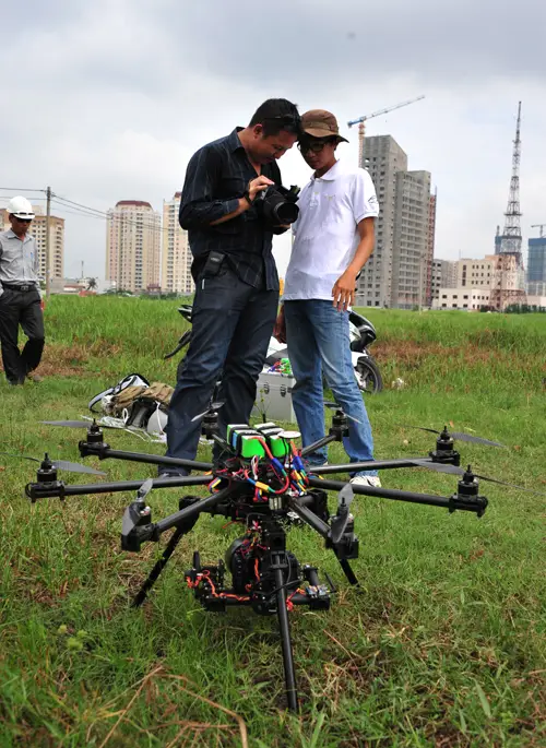 Giải Mã Giấc Mơ Nằm Thấy Bay Được: Điềm Báo & Hướng Hóa Giải 6 Người bay ngắm nhìn thế giới từ trên cao.