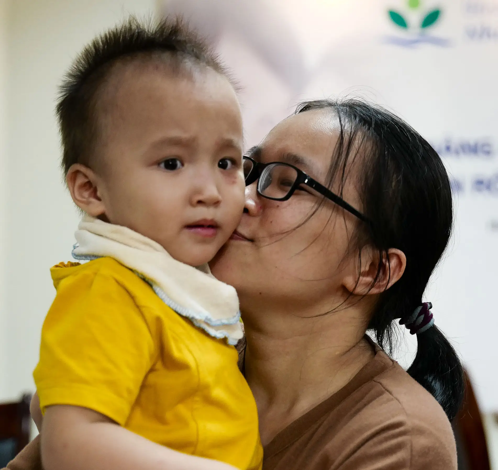 Mẹ hạnh phúc ôm bé gái sơ sinh mơ ước.