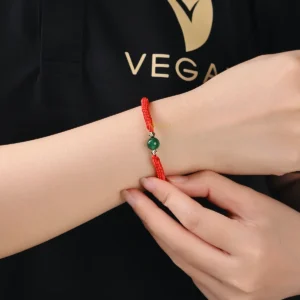 Vòng chỉ đỏ tinh xảo trên đá tự nhiên.