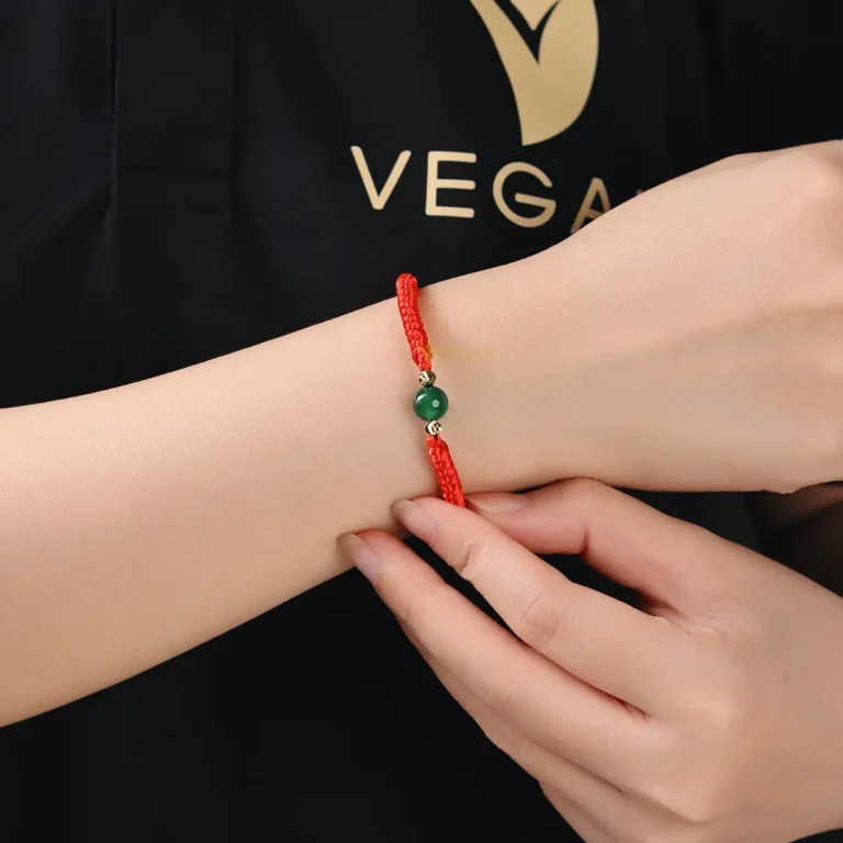 Vòng chỉ đỏ tinh xảo trên đá tự nhiên.