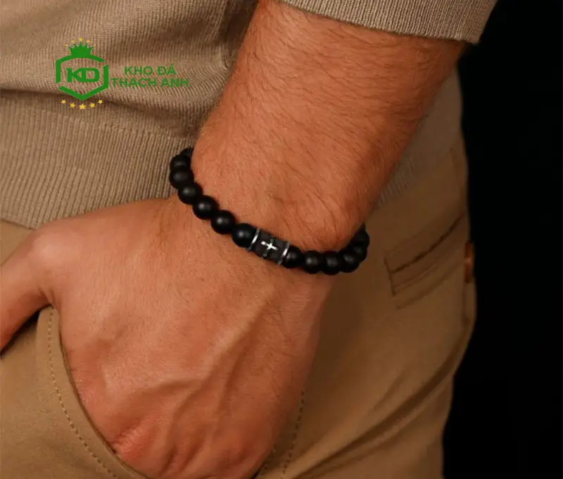 Người làm việc đeo vòng Obsidian