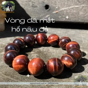 Vòng đá mắt hổ nâu đỏ trên bàn làm việc, tượng trưng cho quyền lực và tài lộc