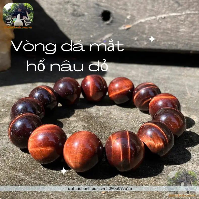 Vòng đá mắt hổ nâu đỏ trên bàn làm việc, tượng trưng cho quyền lực và tài lộc