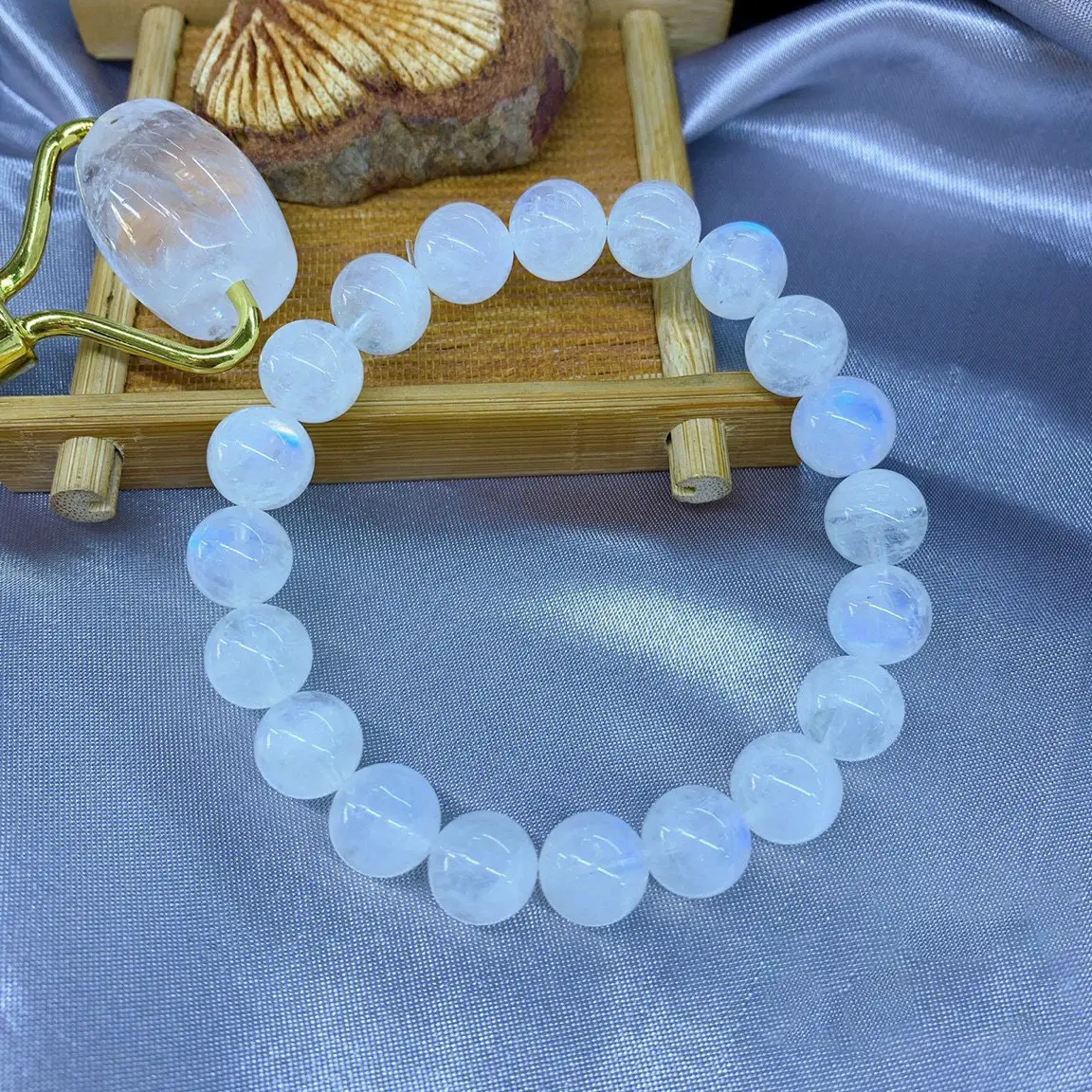 Vòng Đá Mặt Trăng Cầu Duyên: Bí Quyết Thu Hút Duyên Lành Phong Thủy 6 Vòng đá mặt trăng nạp năng lượng, tẩy uế trăng rằm.