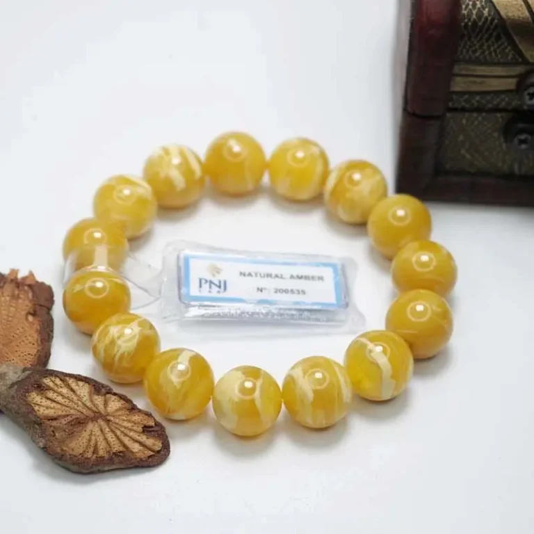 Vòng phong thủy mệnh Kim đá trắng vàng đất