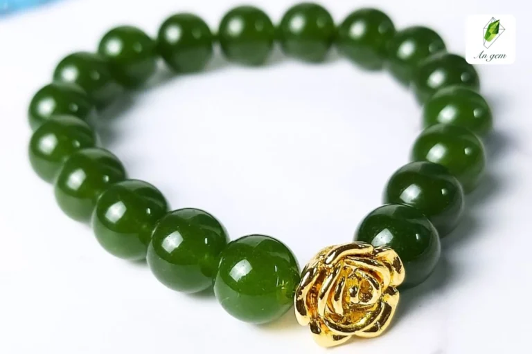 Vòng đá Peridot với sắc xanh tươi mát trên nền gỗ tự nhiên, tượng trưng cho mệnh Mộc