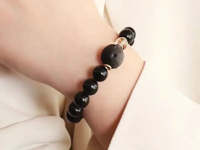 Phụ nữ thanh lịch đeo vòng đá quý phong thủy.