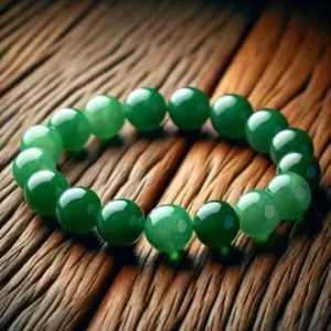 Vòng ngọc bích màu xanh lục tự nhiên trên nền gỗ