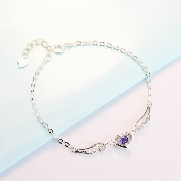 Vòng bạc trên tay trong bối cảnh thanh tịnh