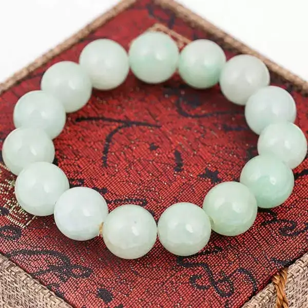 Phụ nữ tuổi Mão bình yên với vòng phong thủy.