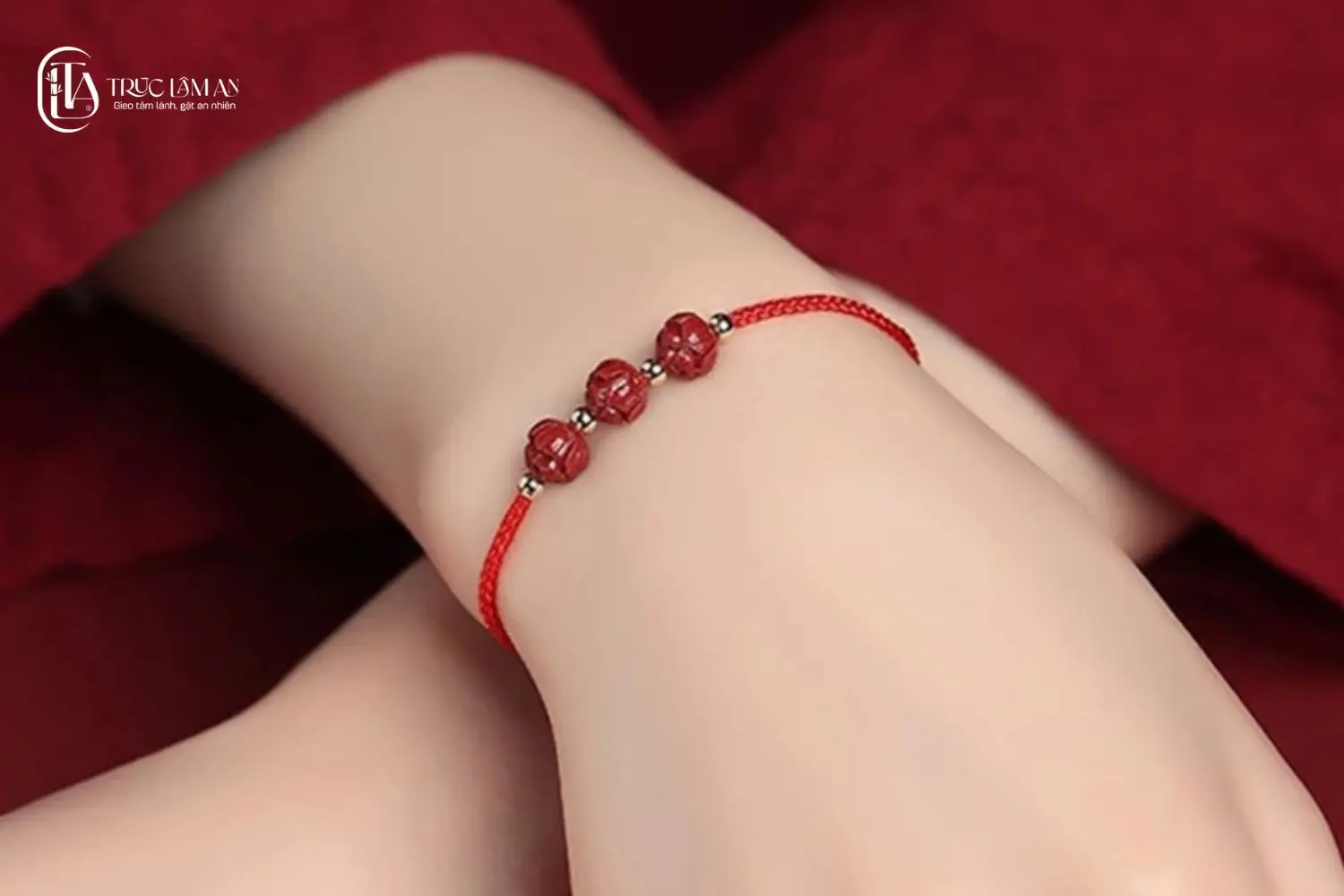 Vòng Chỉ Đỏ Tự Thắt Tại Nhà: Bí Quyết Thu Hút Năng Lượng Tích Cực 7 Người bình an đeo vòng chỉ đỏ, tay trên ngực.