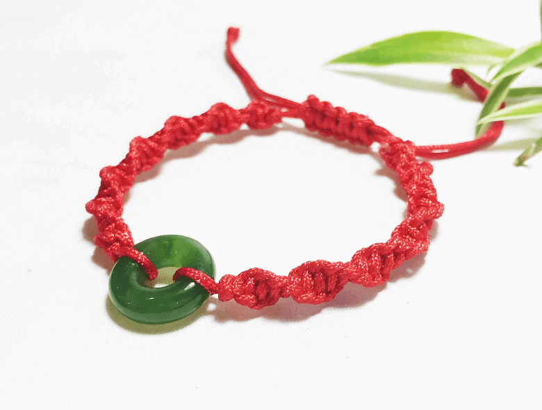 Vòng chỉ đỏ lung linh dưới trăng rằm.