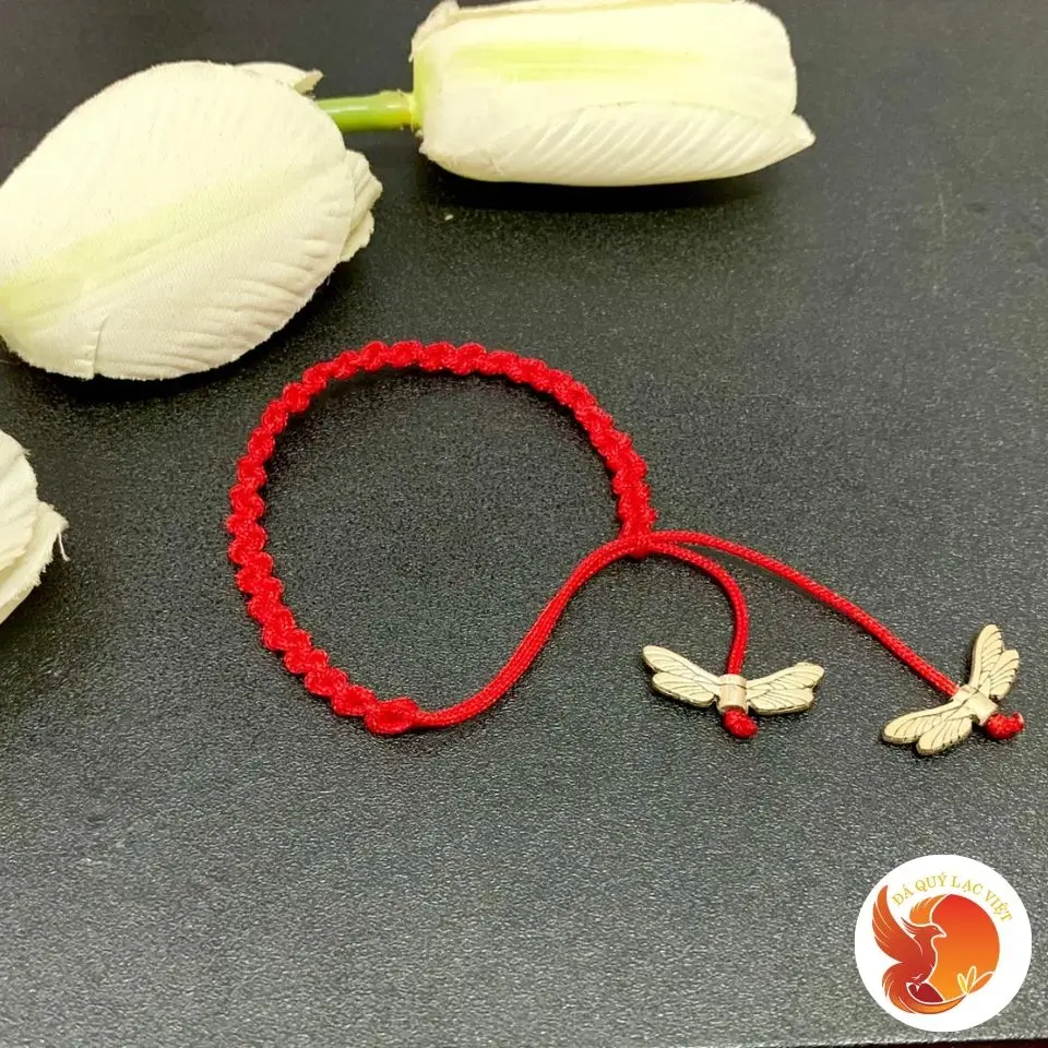 Vòng Chỉ Đỏ Nam Nữ Khác Nhau: Giải Mã Ý Nghĩa Và Cách Đeo Chuẩn Phong Thủy 4 Vòng chỉ đỏ đơn giản, tinh tế, bình an cổ tay.