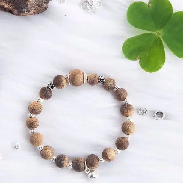 Vòng gỗ trầm hương charm bạc