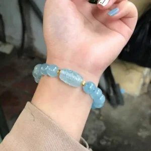 Hình ảnh một chiếc vòng phong thủy tinh xảo trên tay phụ nữ.