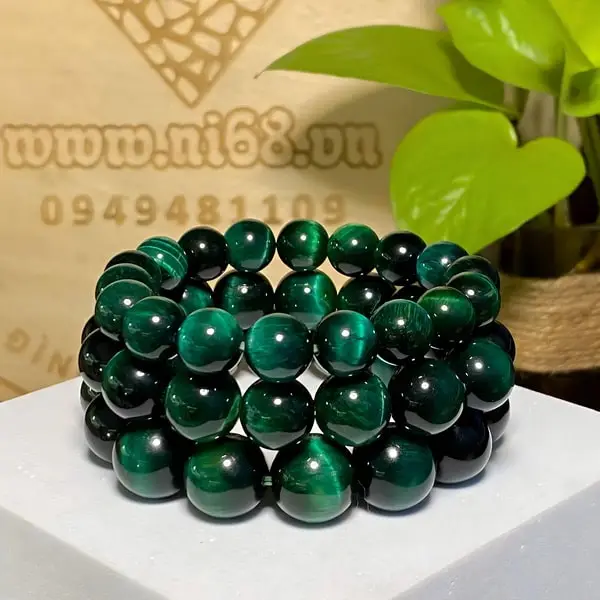 Vòng tay phong thủy đá xanh đen trên lá.