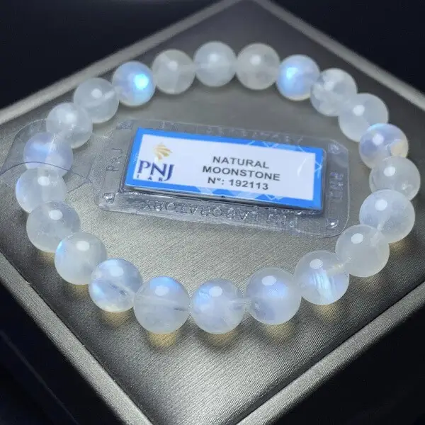 Vòng Đá Mặt Trăng Cầu Duyên: Bí Quyết Thu Hút Duyên Lành Phong Thủy 7 Vòng đá mặt trăng hộp gỗ sang trọng.