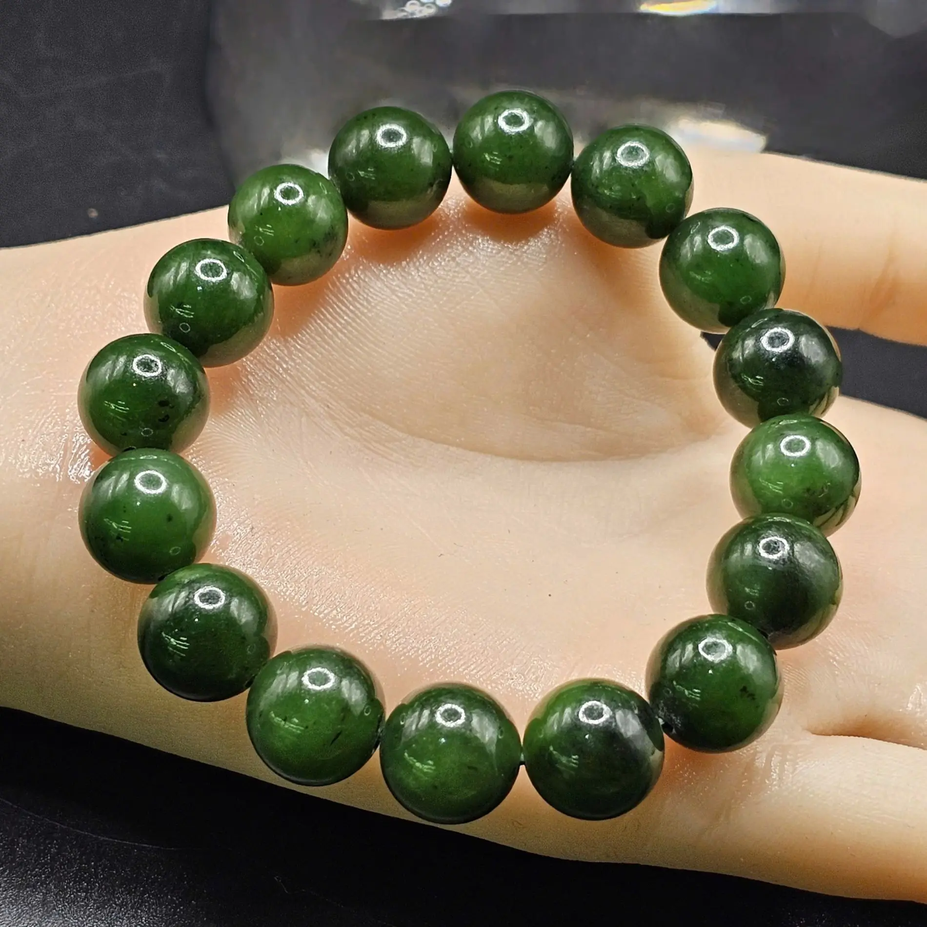 Khám Phá Toàn Diện Ý Nghĩa Vòng Ngọc Bích Trong Phong Thủy 6 Vòng ngọc bích thanh lịch, bình an trên tay.