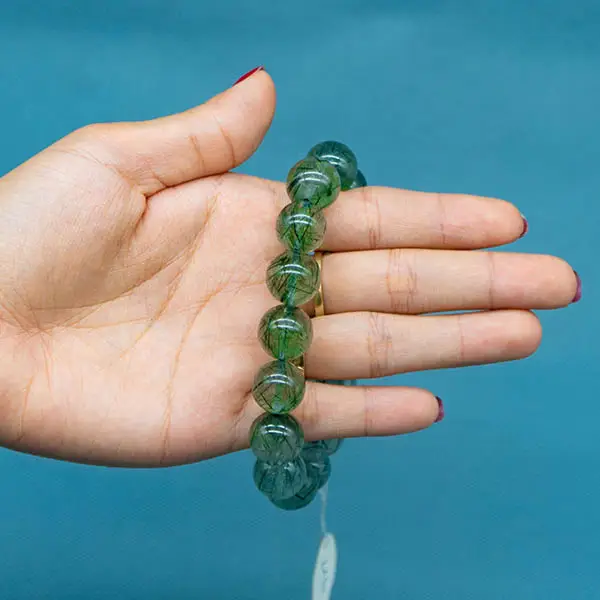 Đá phong thủy: Bình an trong bàn tay.