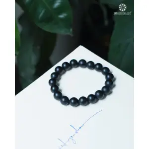 Giải Mã Sức Mạnh Vòng Đá Obsidian Tuổi Thân Chuẩn Phong Thủy 3 Vòng tay đá Obsidian đen bóng loáng.